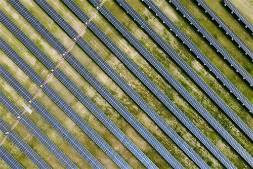 عالمی شمسی اضافے 2025 میں 664 GW تک پہنچ گئے۔
